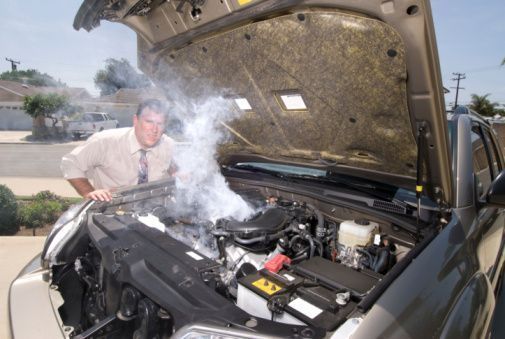 coche está echando humo