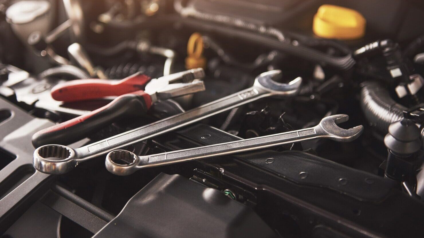 Mano Mecanico Revisando Arreglando Automovil Roto Garaje Servicio Automoviles 146671 19717 1 Edited